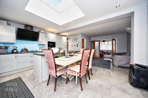 3 bedroom terraced house for sale, Gardenia Avenue, Luton, LU3