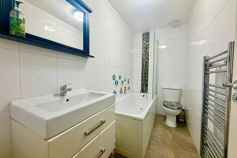 2 bedroom flat to rent, Hainault Road, London E11