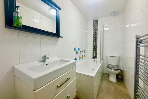 2 bedroom flat to rent, Hainault Road, London E11