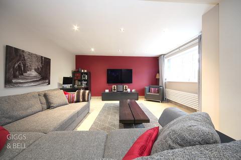 4 bedroom detached house for sale, Old Bedford Road, Luton, Bedfordshire, LU2