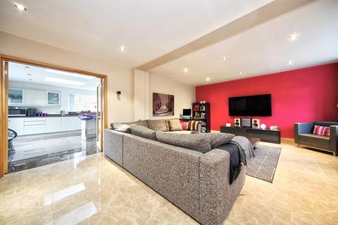 4 bedroom detached house for sale, Old Bedford Road, Luton, Bedfordshire, LU2