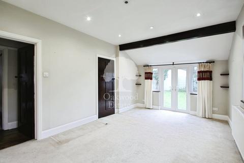 3 bedroom bungalow to rent, Langley Park Road, Iver SL0