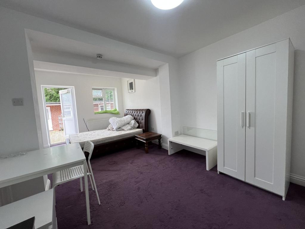 Bright, well-presented double bedroom with a co...