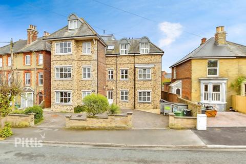 2 bedroom flat to rent, Mill Hill Road Cowes PO31