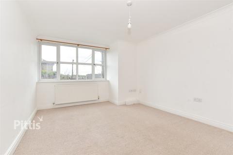 2 bedroom flat to rent, Mill Hill Road Cowes PO31