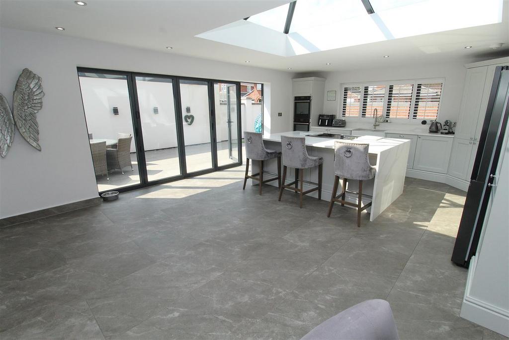 Kitchen3.JPG