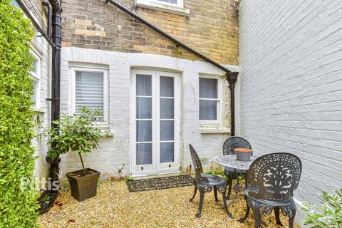 2 bedroom ground floor flat to rent, Buckingham Road Ryde PO33