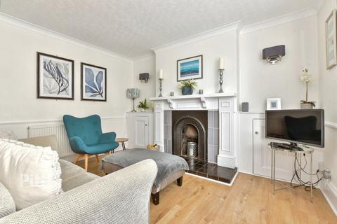 2 bedroom ground floor flat to rent, Buckingham Road Ryde PO33