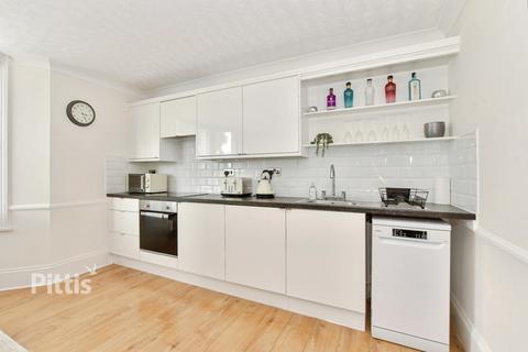 2 bedroom ground floor flat to rent, Buckingham Road Ryde PO33