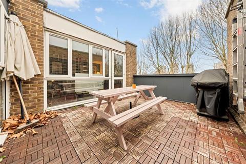 3 bedroom maisonette for sale, Andrews Walk, London SE17