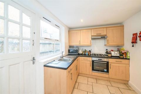 3 bedroom flat to rent, Handforth Road, London SW9