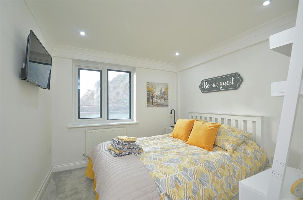 Bed2a.jpg