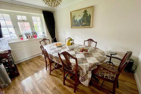 4 bedroom detached house for sale, The Squirrels, Bushey, WD23.