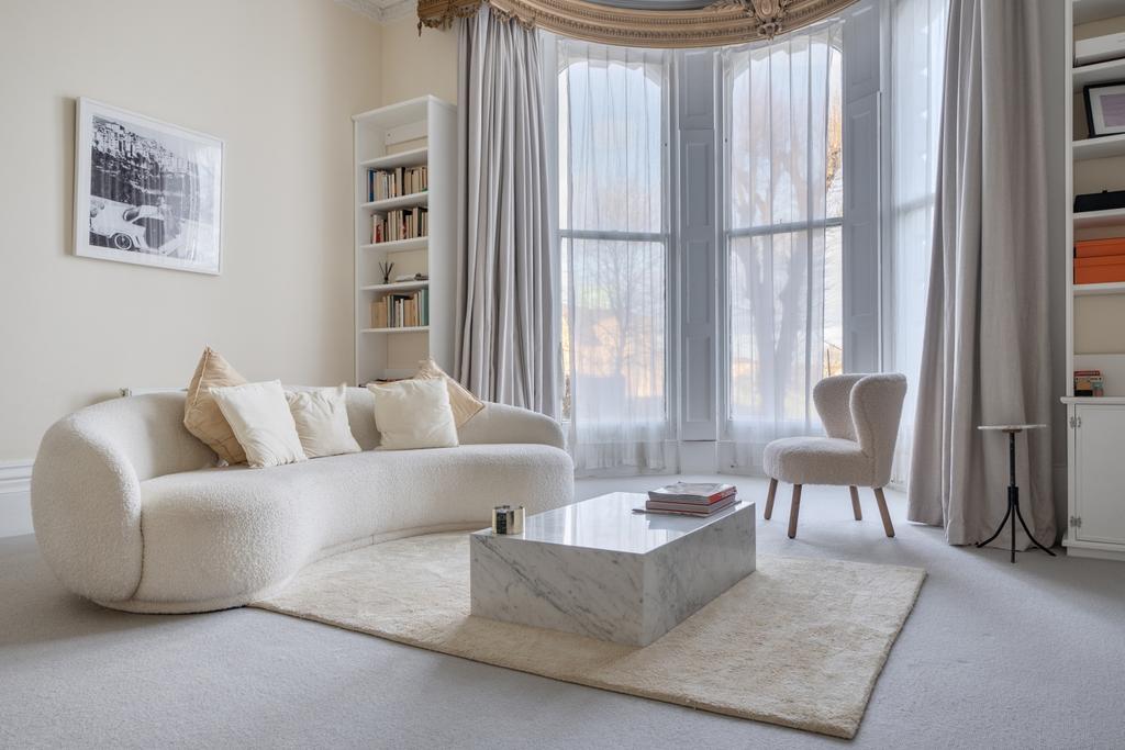 Bay window close