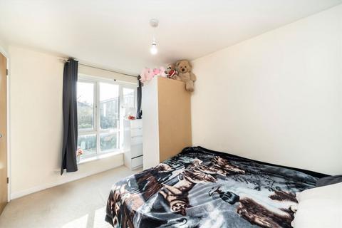 2 bedroom flat to rent, St. Georges Way, London SE15
