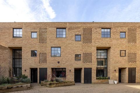 4 bedroom terraced house to rent, Old Yard, London, NW10