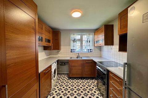3 bedroom flat to rent, Swallow Close, Staines-Upon-Thames