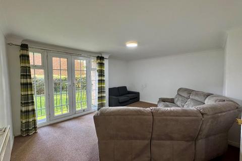 3 bedroom flat to rent, Swallow Close, Staines-Upon-Thames