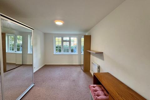 3 bedroom flat to rent, Swallow Close, Staines-Upon-Thames