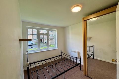 3 bedroom flat to rent, Swallow Close, Staines-Upon-Thames