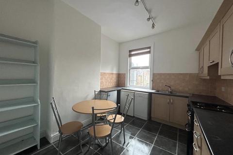 2 bedroom apartment to rent, Hope Road, Sale
