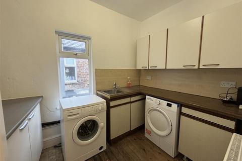 2 bedroom apartment to rent, Hope Road, Sale