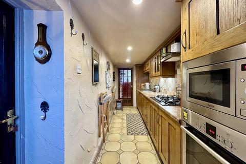 3 bedroom character property for sale, Westgate, Almondbury, Huddersfield, HD5 8XJ