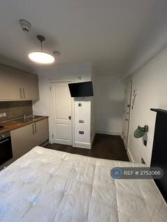 Studio to rent, Leinster Square, London, W2