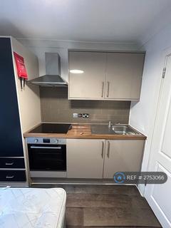 Studio to rent, Leinster Square, London, W2