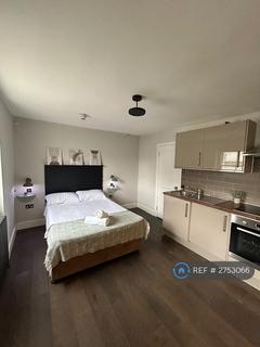 Studio to rent, Leinster Square, London, W2