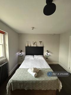 Studio to rent, Leinster Square, London, W2