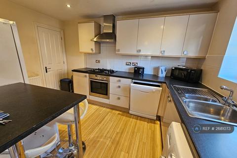 5 bedroom end of terrace house to rent, Baxendale  Road, Chichester, PO19