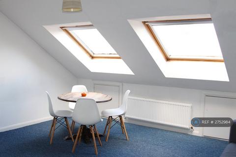 2 bedroom flat to rent, Broadway, London, W13