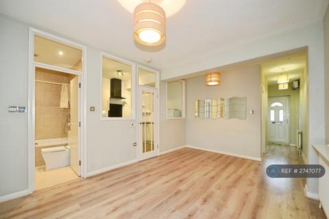2 bedroom flat to rent, Jevington Way, London, SE12