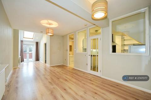 2 bedroom flat to rent, Jevington Way, London, SE12
