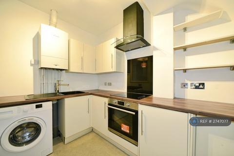 2 bedroom flat to rent, Jevington Way, London, SE12