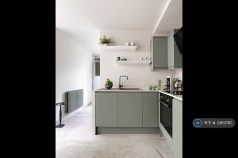 Studio to rent, Raleigh Road, London, N8