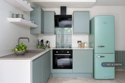 Studio to rent, Raleigh Road, London, N8