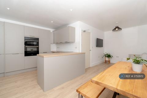6 bedroom semi-detached house to rent, Bellcote Drive, Moldgreen, Huddersfield, HD5