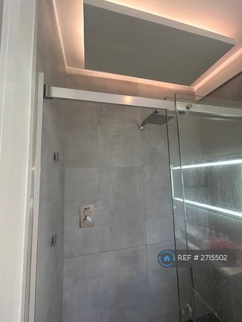 Master En-Suite Shower