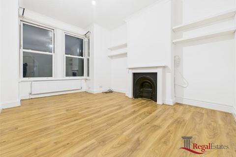 3 bedroom flat to rent, Fairlight Avenue, London