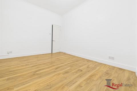 3 bedroom flat to rent, Fairlight Avenue, London