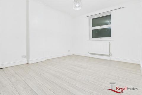 3 bedroom flat to rent, Fairlight Avenue, London