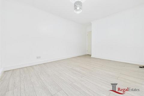 3 bedroom flat to rent, Fairlight Avenue, London