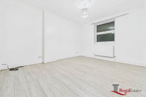 3 bedroom flat to rent, Fairlight Avenue, London