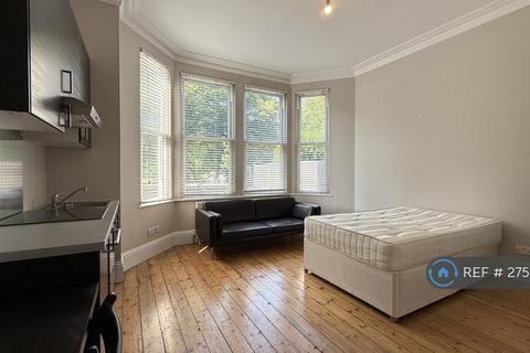 Studio to rent, Uxbridge Road, London, W5