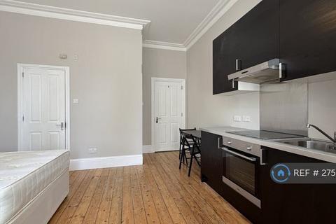 Studio to rent, Uxbridge Road, London, W5