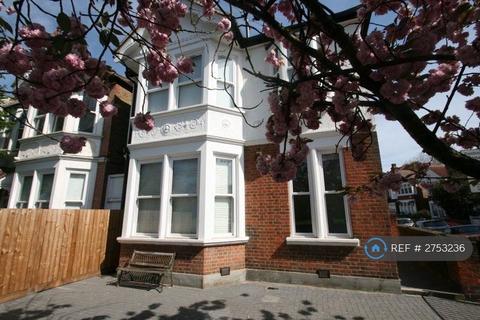 Studio to rent, Uxbridge Road, London, W5