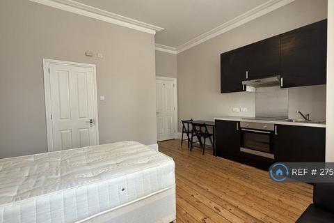 Studio to rent, Uxbridge Road, London, W5