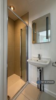 Studio to rent, Uxbridge Road, London, W5